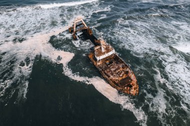 Zeila 'nın Okyanus' taki gemi enkazı, Namibya 'daki iskelet kıyısı, Afrika' daki hava aracı görüntüsü. Yüksek kalite fotoğraf