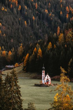 Ranui Dolomites İtalya 'daki Chiesetta di San Giovanni Kilisesi' nin güzel bir çekimi. Yüksek kalite fotoğraf