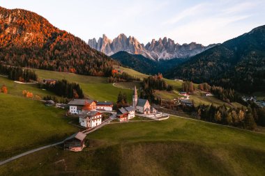 Santa Maddalena Magdalena 'daki kilise ve köyün insansız hava aracı fotoğrafı İtalya' da. Yüksek kalite fotoğraf