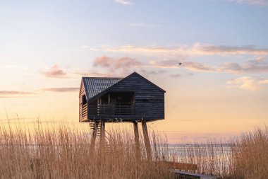 Hollanda 'daki Kiekkaaste Kuş Gözlemevi' nin Wadden Denizi 'ndeki günbatımı fotoğrafı. Yüksek kalite fotoğraf