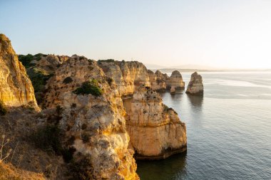Lagos, Algarve, Portekiz 'de güneş doğarken Ponta da Piedade' nin harika manzarası. Yüksek kalite fotoğraf