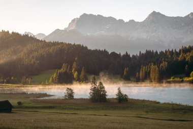 Geroldsee 'de Foggy Sunrise, Wagenbruchsee, Bavyera, Almanya, Avrupa. Yüksek kalite fotoğraf