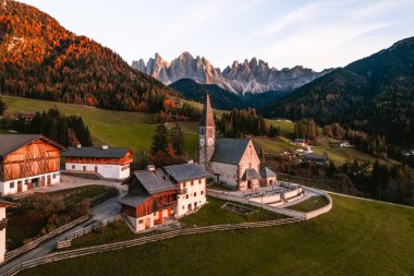 Santa Maddalena Magdalena 'daki kilise ve köyün insansız hava aracı fotoğrafı İtalya' da. Yüksek kalite fotoğraf