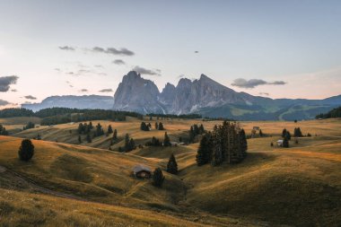 Gün doğumunda Alpe di Siusi, Seiser Alm ve Dolomitler 'in göz kamaştırıcı manzarası. Yüksek kalite fotoğraf