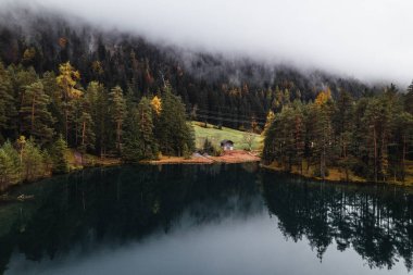Sonbahar mevsiminde Avusturya 'daki Fernsteinsee Gölü' nün Moody Hava Fotoğrafı. Yüksek kalite fotoğraf