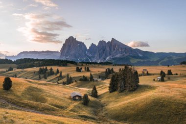 Gün doğumunda Alpe di Siusi, Seiser Alm ve Dolomitler 'in göz kamaştırıcı manzarası. Yüksek kalite fotoğraf
