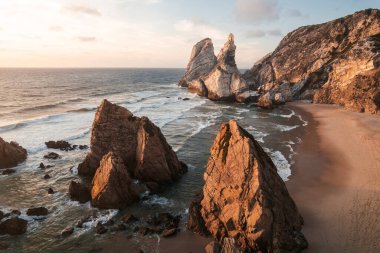 Güneş batarken Portekiz 'de Praia da Ursa' nın hava aracı fotoğrafı. Yüksek kalite 4k görüntü