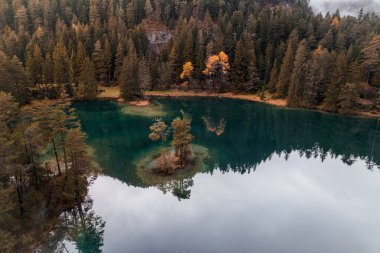 Sonbahar mevsiminde Avusturya 'daki Fernsteinsee Gölü' nün Moody Hava Fotoğrafı. Yüksek kalite fotoğraf