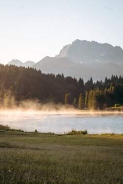 Geroldsee 'de Foggy Sunrise, Wagenbruchsee, Bavyera, Almanya, Avrupa. Yüksek kalite fotoğraf