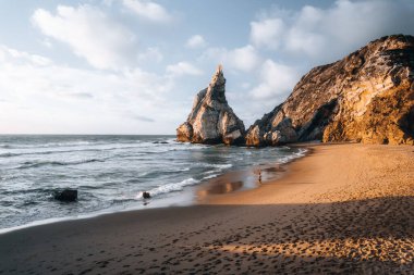Güneş batarken Portekiz 'de Praia da Ursa' nın hava aracı fotoğrafı. Yüksek kalite 4k görüntü