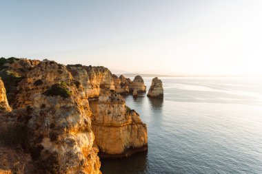 Lagos, Algarve, Portekiz 'de güneş doğarken Ponta da Piedade' nin harika manzarası. Yüksek kalite fotoğraf