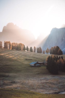 Gün doğumunda Alpe di Siusi 'nin göz kamaştırıcı manzarasında dağ kulübesi, Dolomitler, İtalya, Güney Tyrol, Seiser Alm. Yüksek kalite fotoğraf