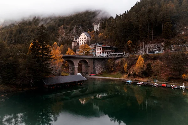 秋のシーズンにオーストリアのフェルンスタインゼ湖のムーディー航空写真 高品質の写真 — ストック写真