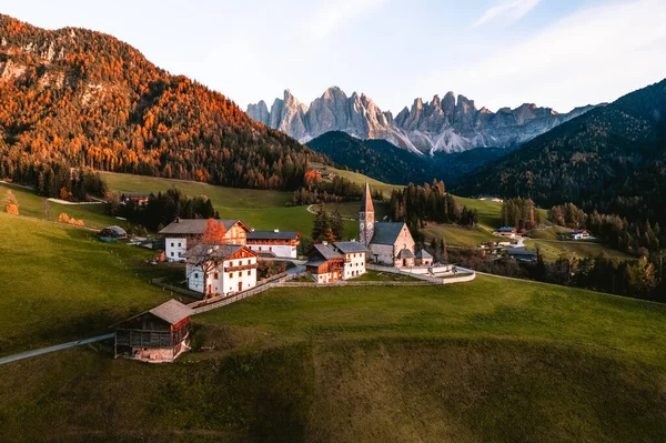 Drone Fénykép Templom Falu Santa Maddalena Magdalena Dolomites Olaszország Kiváló — Stock Fotó