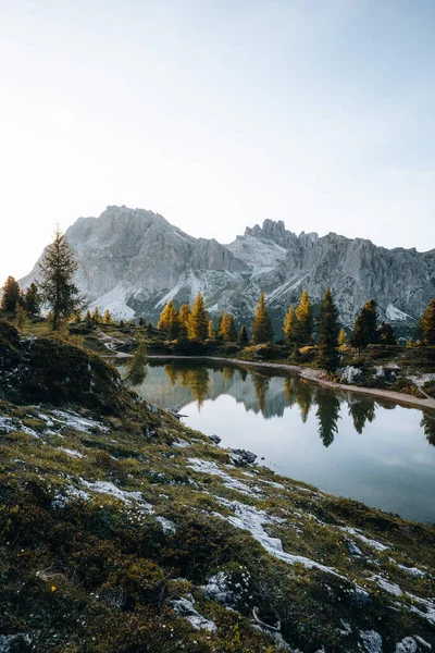 İtalya 'nın Falzarego Geçidi Dolomitleri' ndeki Lago di Limides 'in güzel günbatımı manzarası. Yüksek kalite fotoğraf