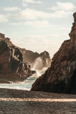 Günbatımında Portekiz 'deki Sintra-Cascais Doğal Parkı' ndaki Praia da Ursa plajı. Yüksek kalite fotoğraf