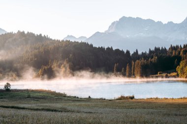 Geroldsee 'de Foggy Sunrise, Wagenbruchsee, Bavyera, Almanya, Avrupa. Yüksek kalite fotoğraf