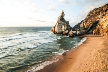 Güneş batarken Portekiz 'de Praia da Ursa' nın hava aracı fotoğrafı. Yüksek kalite 4k görüntü