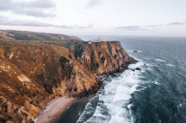 Güneş batarken Portekiz 'de Praia da Ursa' nın hava aracı fotoğrafı. Yüksek kalite 4k görüntü