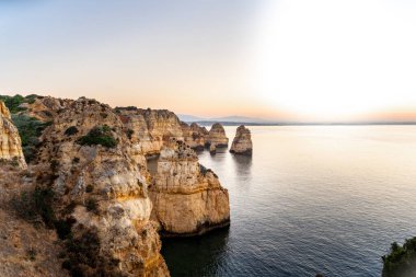 Lagos, Algarve, Portekiz 'de güneş doğarken Ponta da Piedade' nin harika manzarası. Yüksek kalite fotoğraf