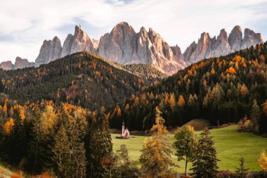 Ranui Dolomites İtalya 'daki Chiesetta di San Giovanni Kilisesi' nin güzel bir çekimi. Yüksek kalite fotoğraf