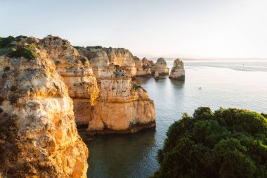 Lagos, Algarve, Portekiz 'de güneş doğarken Ponta da Piedade' nin harika manzarası. Yüksek kalite fotoğraf