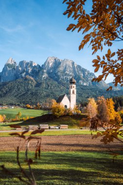 Siusi 'deki St. Konstantin Kilisesi' nin parlak fotoğrafı, Dolomites, Trentino Alto Adige - Güney Tyrol, İtalya. Yüksek kalite fotoğraf