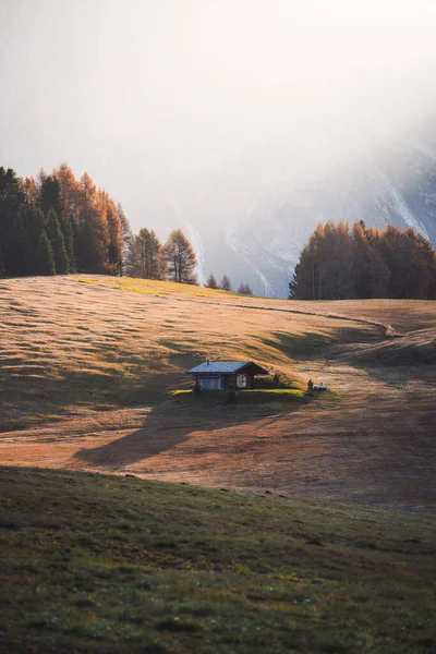 Berghütte Traumhafter Landschaft Der Seiser Alm Bei Sonnenaufgang Dolomiten Italien — Stockfoto