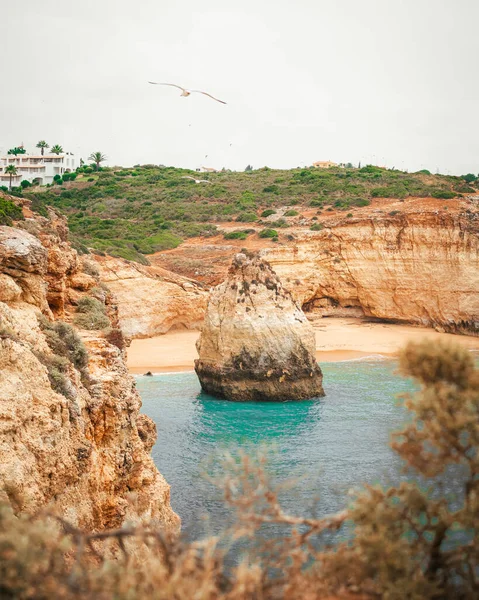 Blick Auf Den Strand Und Den Bogen Von Praia Marinha — Stockfoto