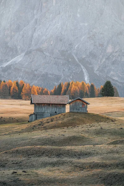 Гірська Каюта Приголомшливому Ландшафті Alpe Siusi Під Час Сходу Сонця — стокове фото