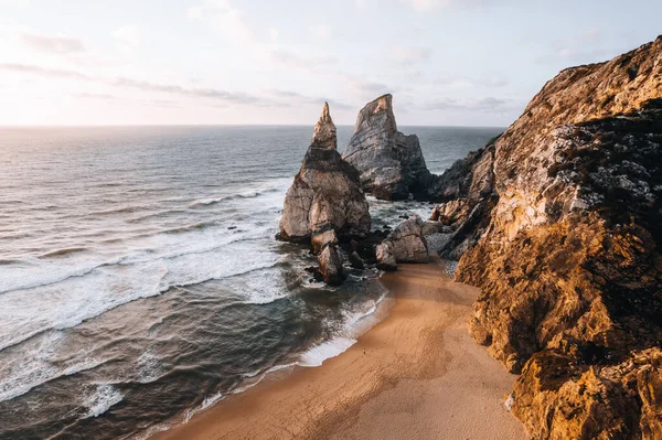 Güneş batarken Portekiz 'de Praia da Ursa' nın hava aracı fotoğrafı. Yüksek kalite 4k görüntü