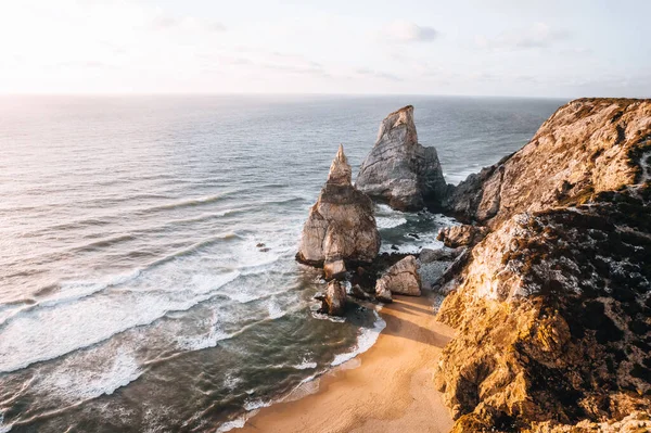 Güneş batarken Portekiz 'de Praia da Ursa' nın hava aracı fotoğrafı. Yüksek kalite 4k görüntü