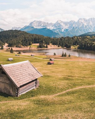 Geroldsee Gölü, Wagenbruchsee, Bavyera, Almanya, Avrupa kulübeleri. Yüksek kalite fotoğraf