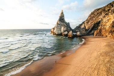 Güneş batarken Portekiz 'de Praia da Ursa' nın hava aracı fotoğrafı. Yüksek kalite 4k görüntü