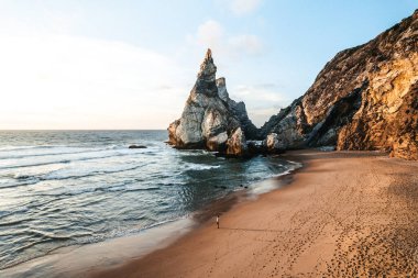 Güneş batarken Portekiz 'de Praia da Ursa' nın hava aracı fotoğrafı. Yüksek kalite 4k görüntü
