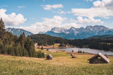 Geroldsee Gölü, Wagenbruchsee, Bavyera, Almanya, Avrupa kulübeleri. Yüksek kalite fotoğraf