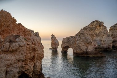 Lagos, Algarve, Portekiz 'de güneş doğarken Ponta da Piedade' nin harika manzarası. Yüksek kalite fotoğraf