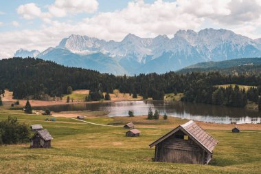 Geroldsee Gölü, Wagenbruchsee, Bavyera, Almanya, Avrupa kulübeleri. Yüksek kalite fotoğraf