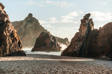 Günbatımında Portekiz 'deki Sintra-Cascais Doğal Parkı' ndaki Praia da Ursa plajı. Yüksek kalite fotoğraf