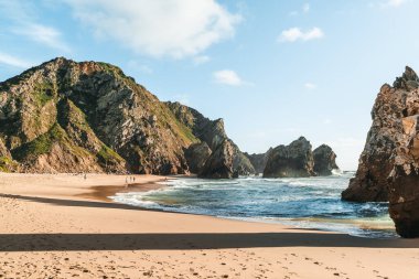 Günbatımında Portekiz 'deki Sintra-Cascais Doğal Parkı' ndaki Praia da Ursa plajı. Yüksek kalite fotoğraf