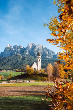 Siusi 'deki St. Konstantin Kilisesi' nin parlak fotoğrafı, Dolomites, Trentino Alto Adige - Güney Tyrol, İtalya. Yüksek kalite fotoğraf
