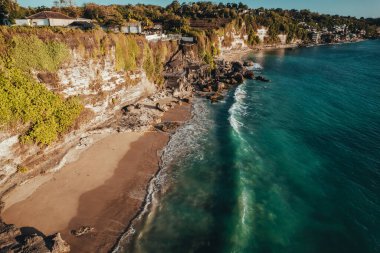 Günbatımı, Bali, Pecatu, Uluwatu, Endonezya 'daki Dreamland Plajı' nın Hava Fotoğrafı. Yüksek kalite fotoğraf