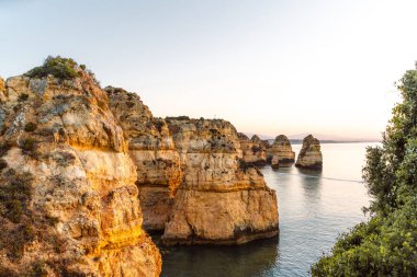 Lagos, Algarve, Portekiz 'de güneş doğarken Ponta da Piedade' nin harika manzarası. Yüksek kalite fotoğraf