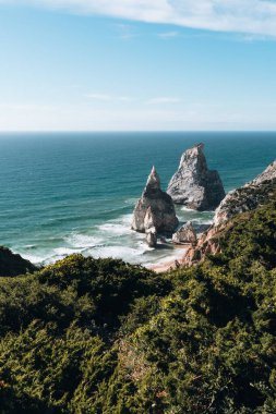 Günbatımında Portekiz 'deki Sintra-Cascais Doğal Parkı' ndaki Praia da Ursa plajı. Yüksek kalite fotoğraf