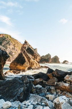 Günbatımında Portekiz 'deki Sintra-Cascais Doğal Parkı' ndaki Praia da Ursa plajı. Yüksek kalite fotoğraf