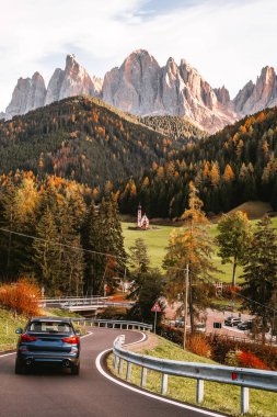 Chiesetta di San Giovanni Kilisesi 'ne giden yol Ranui' de, Dolomite İtalya 'da sonbahar. Yüksek kalite fotoğraf