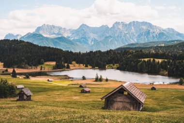 Geroldsee Gölü, Wagenbruchsee, Bavyera, Almanya, Avrupa kulübeleri. Yüksek kalite fotoğraf