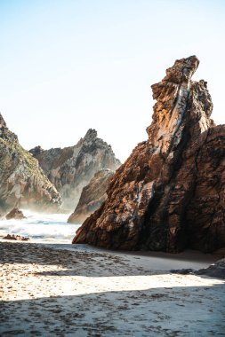 Günbatımında Portekiz 'deki Sintra-Cascais Doğal Parkı' ndaki Praia da Ursa plajı. Yüksek kalite fotoğraf