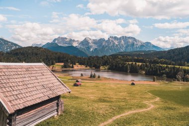 Geroldsee Gölü, Wagenbruchsee, Bavyera, Almanya, Avrupa kulübeleri. Yüksek kalite fotoğraf