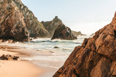Günbatımında Portekiz 'deki Sintra-Cascais Doğal Parkı' ndaki Praia da Ursa plajı. Yüksek kalite fotoğraf
